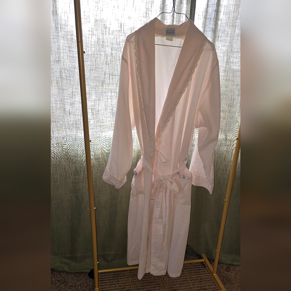 Floral Vanity Fair Robe! - Picture 2 of 8